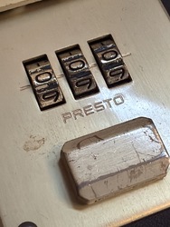 650232