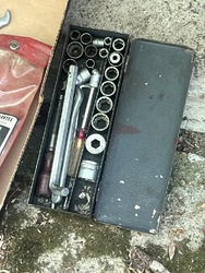 651121